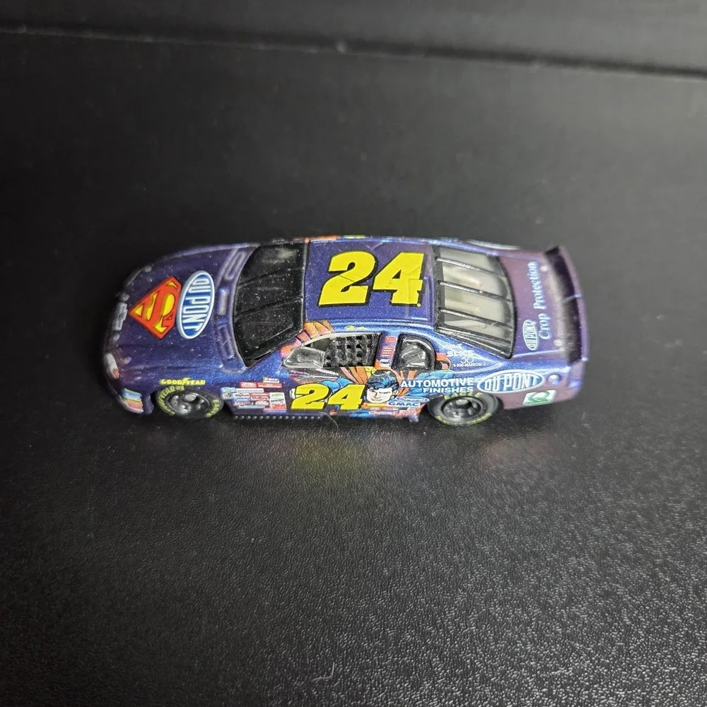 Jeff Gordon #24 Superman Dupont NASCAR Diecast 1:64 1999 Racing Car